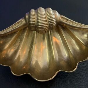 Elegant Gold Shell-Shaped Home Accent
